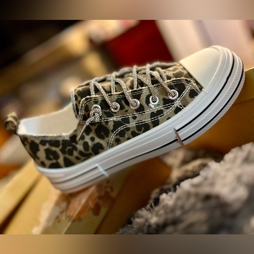 Brand new very G sparkling strings leopard sneakers sz 8